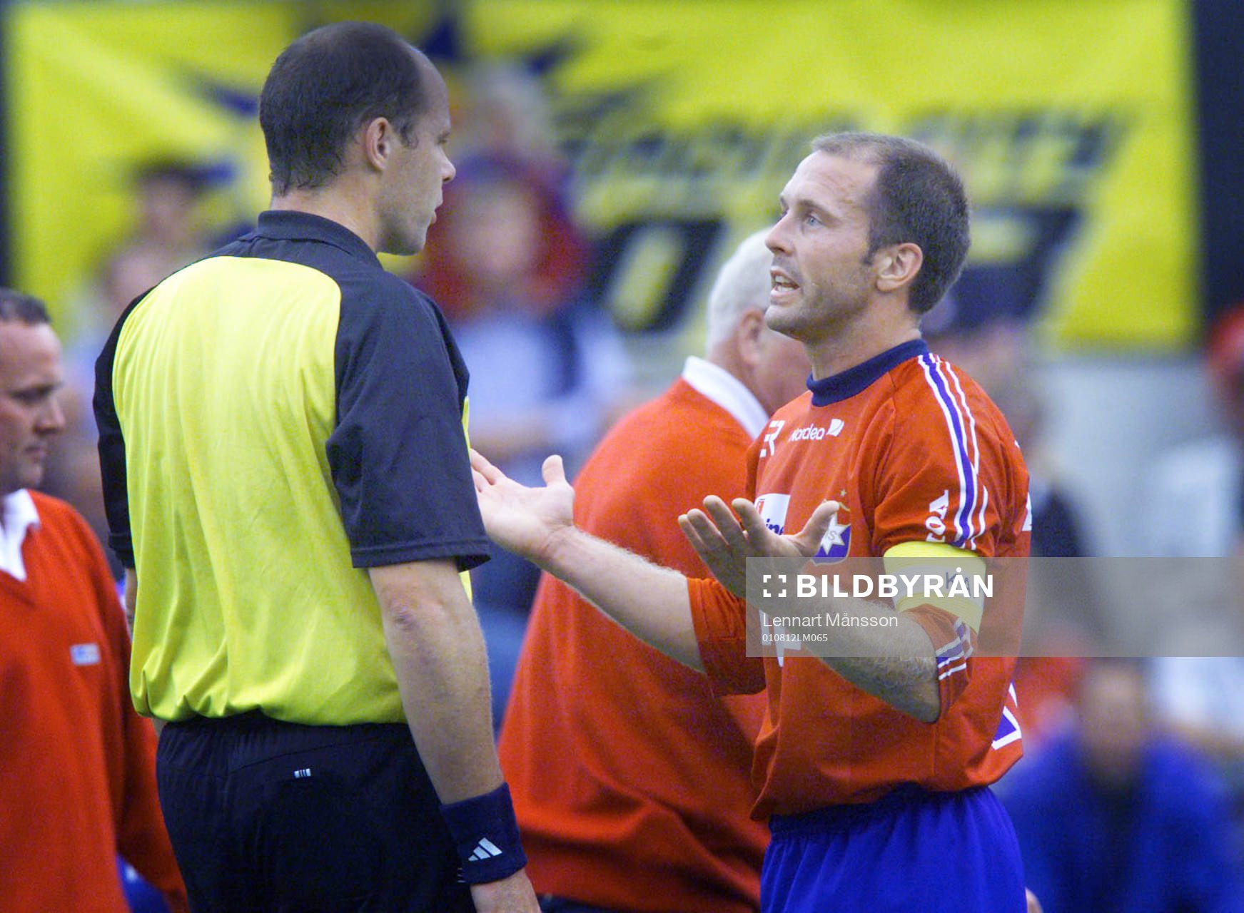 Missnöjd. Magnus Källander, Örgryte diskuterar domslut