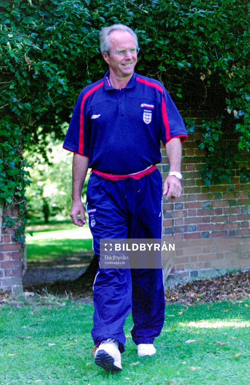 Football, England: England manager Sven-Goran Eriksson arriving for a press conference.