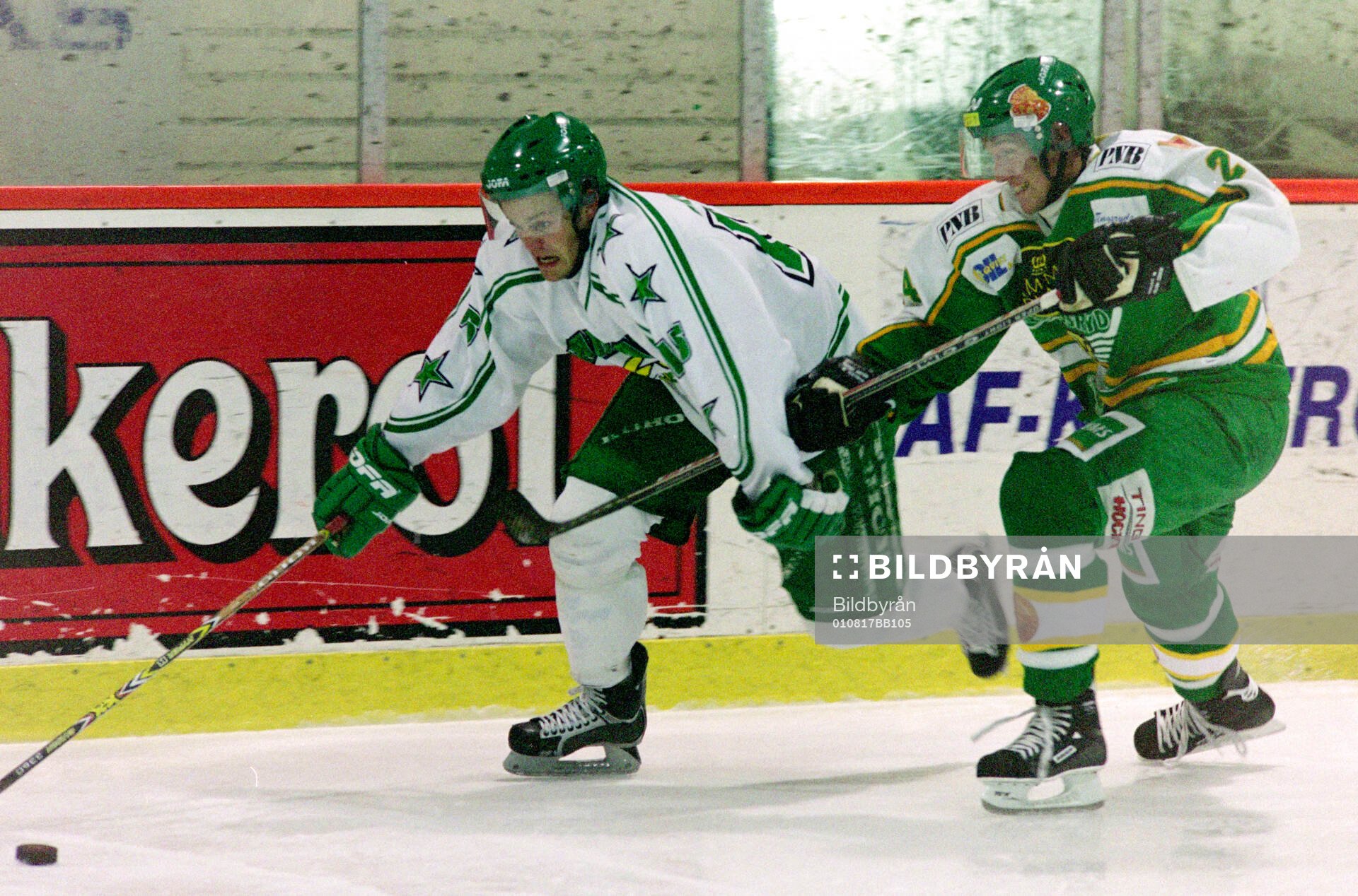 Hammarbys Linus Stensson (t v)  mot Tingsryds Timothy