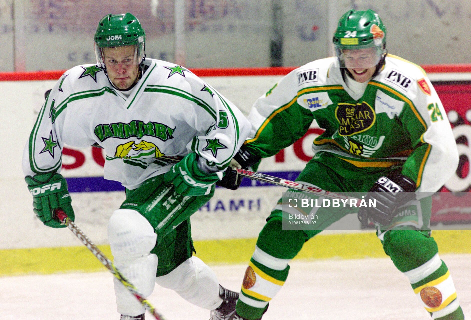 Hammarbys Linus Stensson (t v)  mot Tingsryds Christian