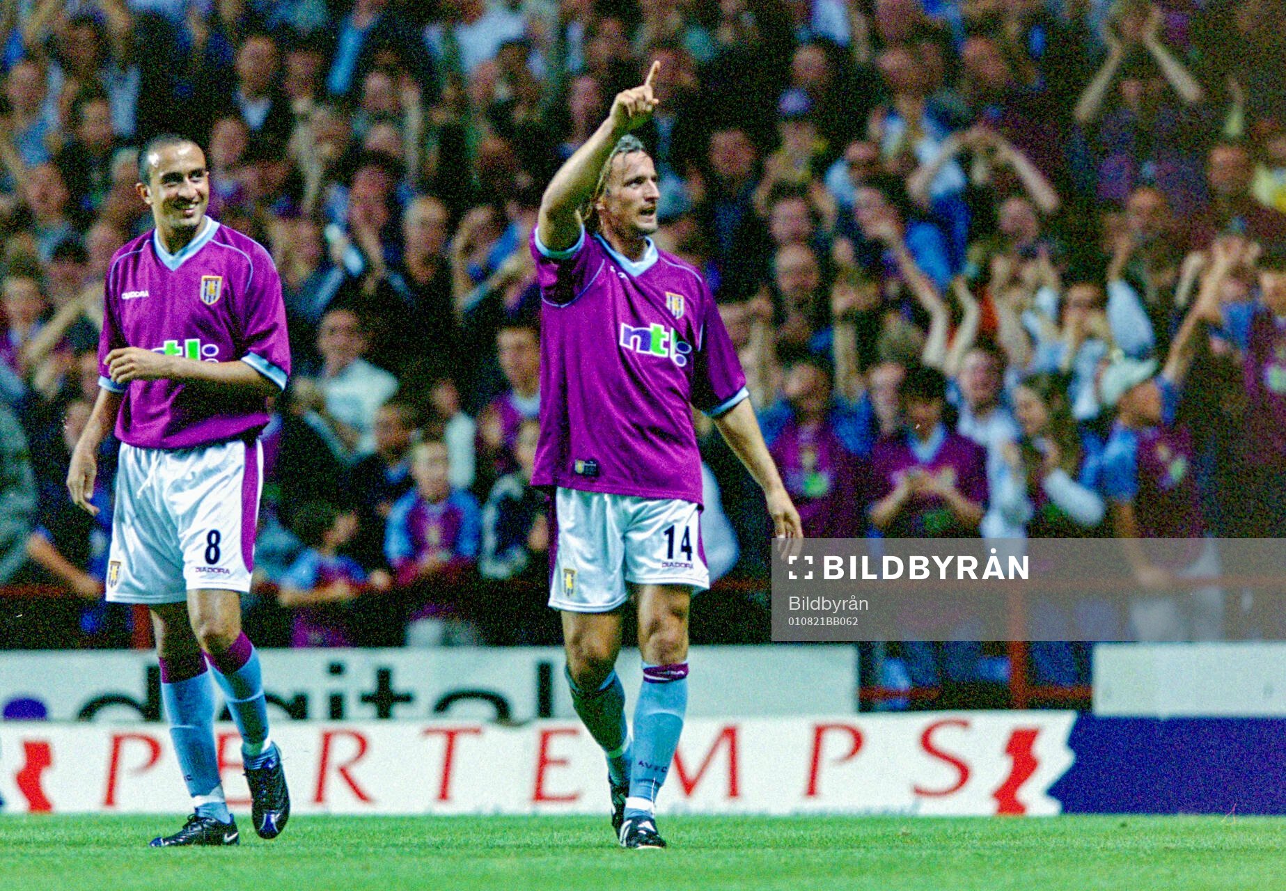 Football, UEFA Intertoto Cup, Final, Aston Villa - FC Basel 4-1: David Ginola of Aston Villa celebrates a goal with Hassan Kachloul.