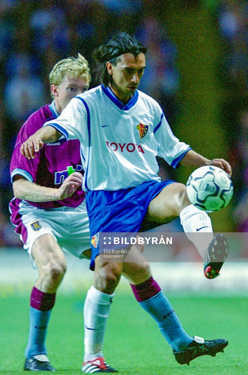 Football, UEFA Intertoto Cup, Final, Aston Villa - FC Basel 4-1: Hakan Yakin of Basel against Steve Staunton of Aston Villa.