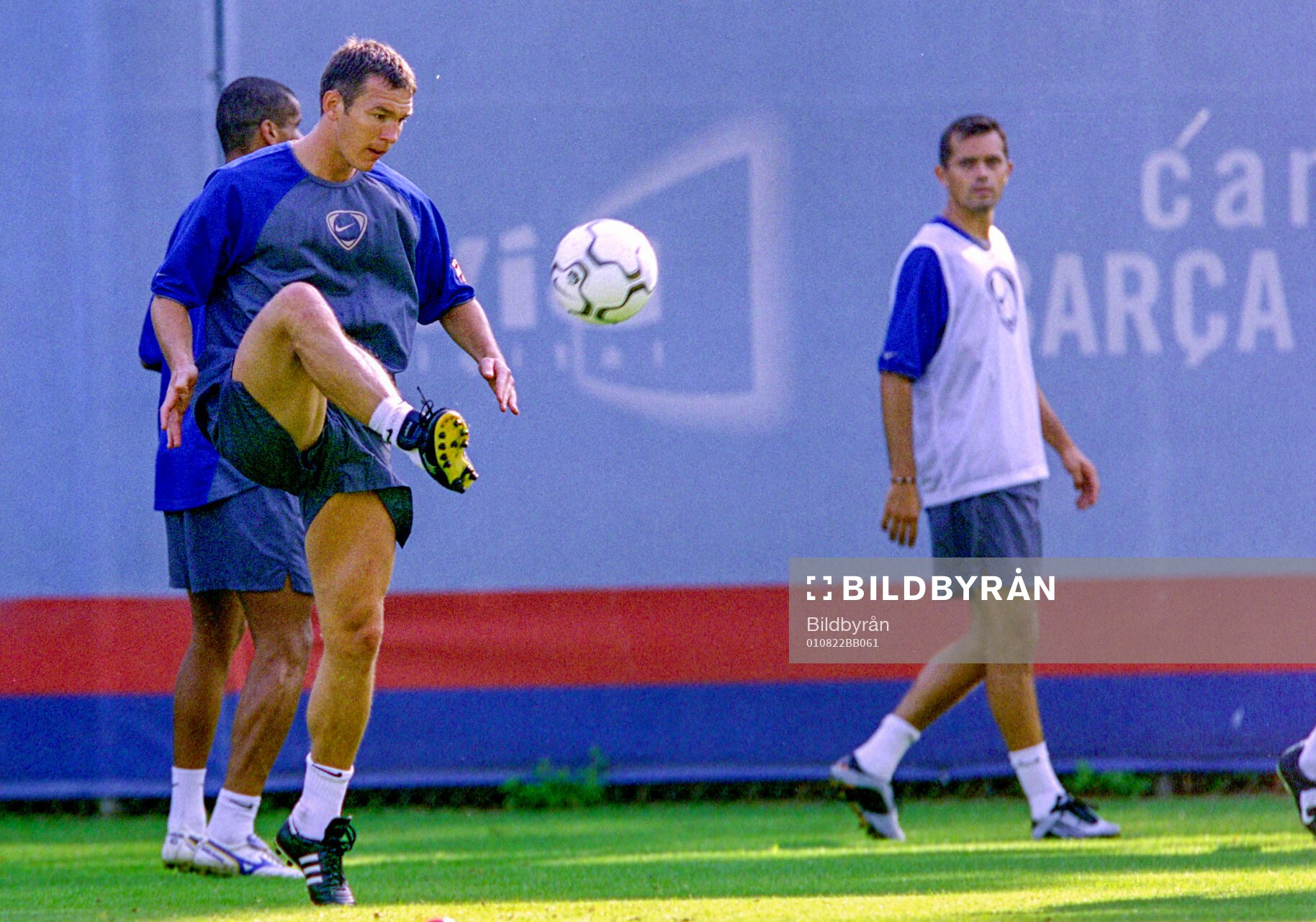 Patrik Andersson of Barcelona. In background Phillip Cocu