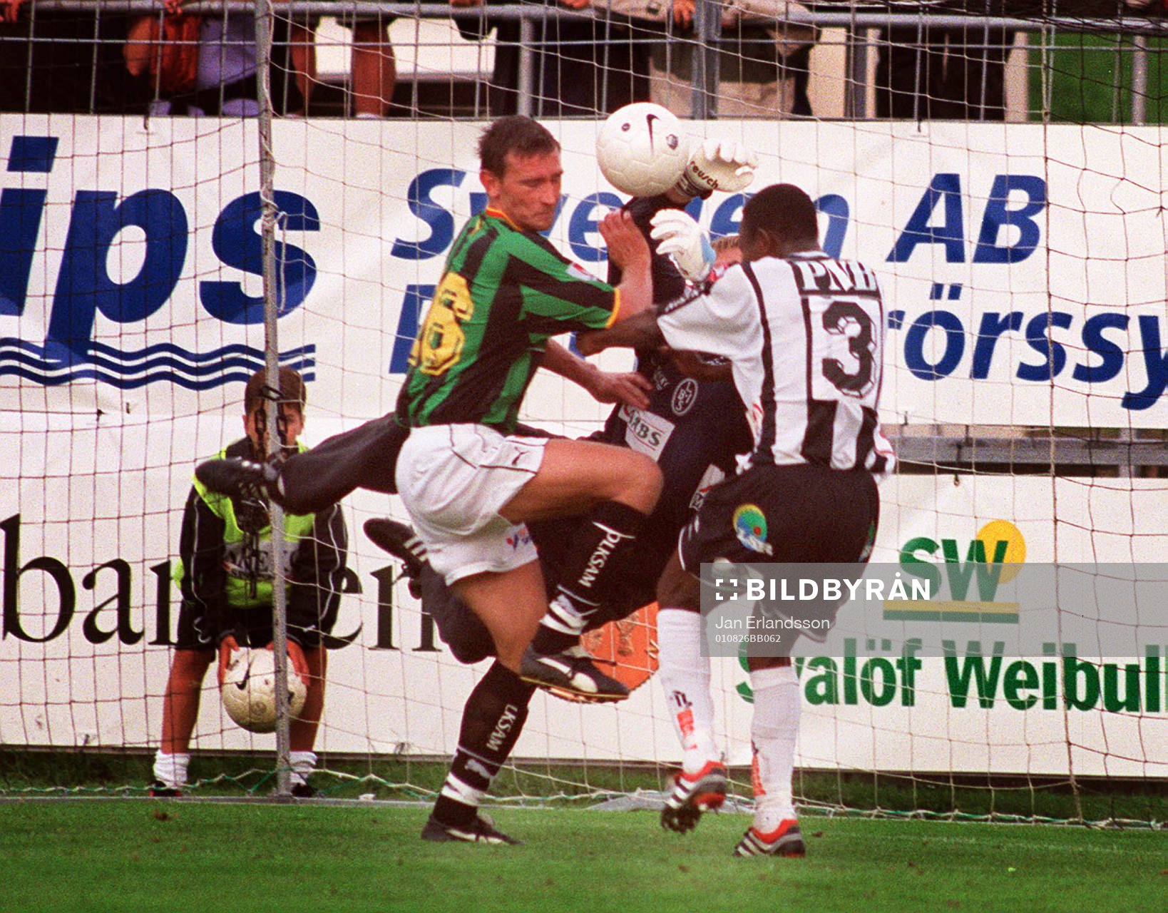  Ville Viljanen, GAIS och Afo Dodoo, Landskrona framför Mats Svensson, Landskrona.