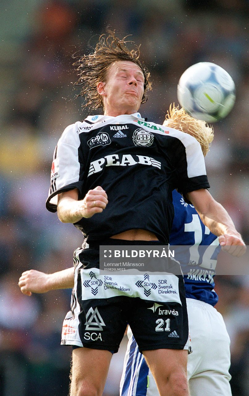  Andreas Yngvesson, GIF Sundsvall, i nickduell med Petter Hansson, Halmstad BK.