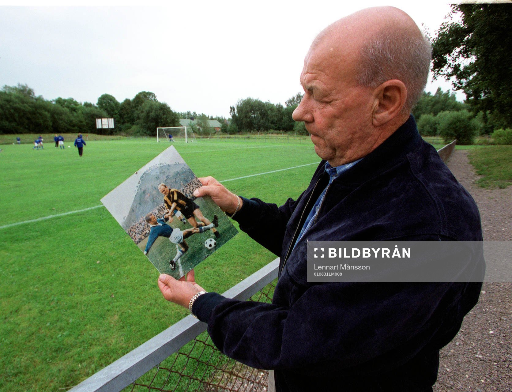 Man med foto…, småklubbsfotboll