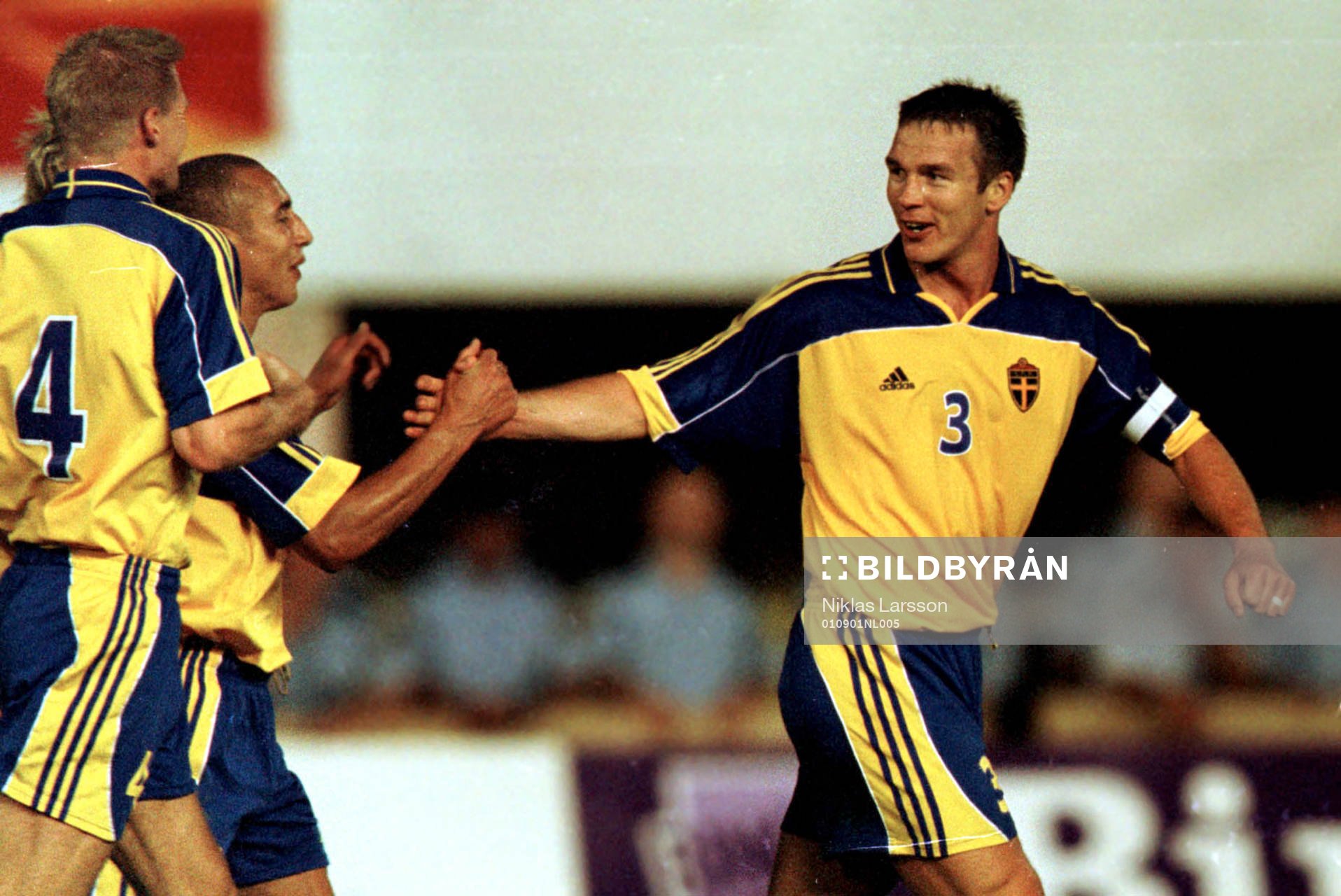 Henrik Larsson gratulerar Partik Andersson