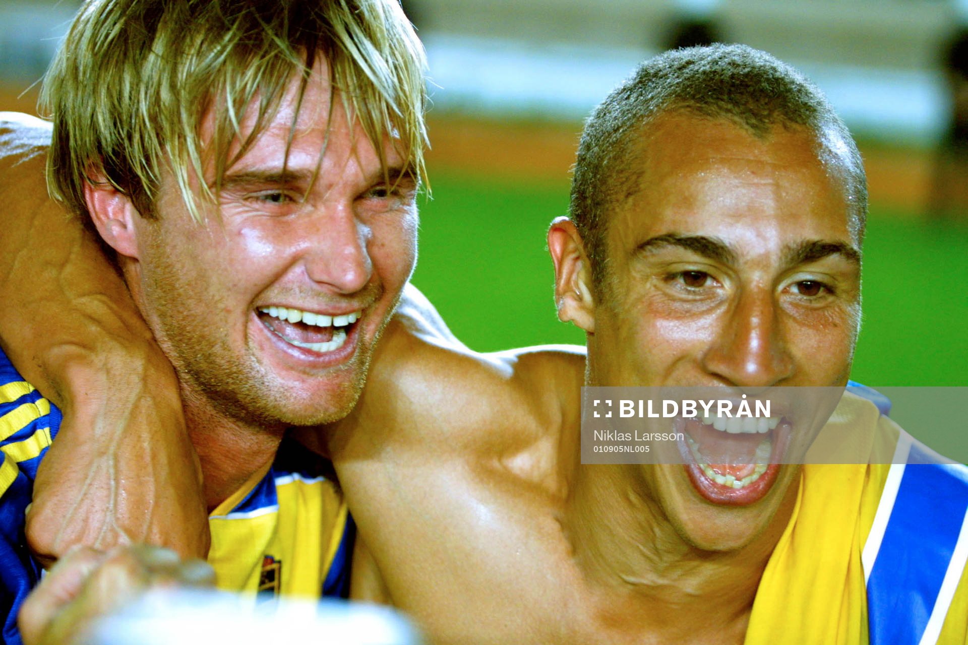 Målskyttarna Andreas Andersson och Henrik Larsson jublar