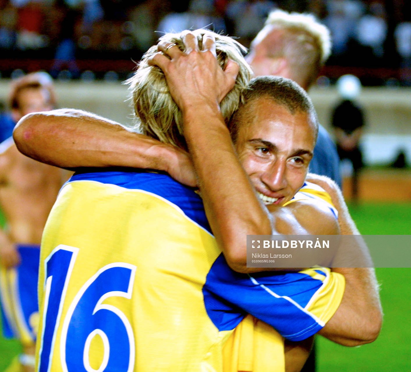 Målskyttarna Andreas Andersson och Henrik Larsson kramas