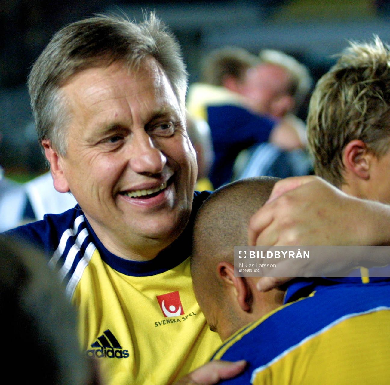 Tommy Söderberg gratulerar Henrik Larsson