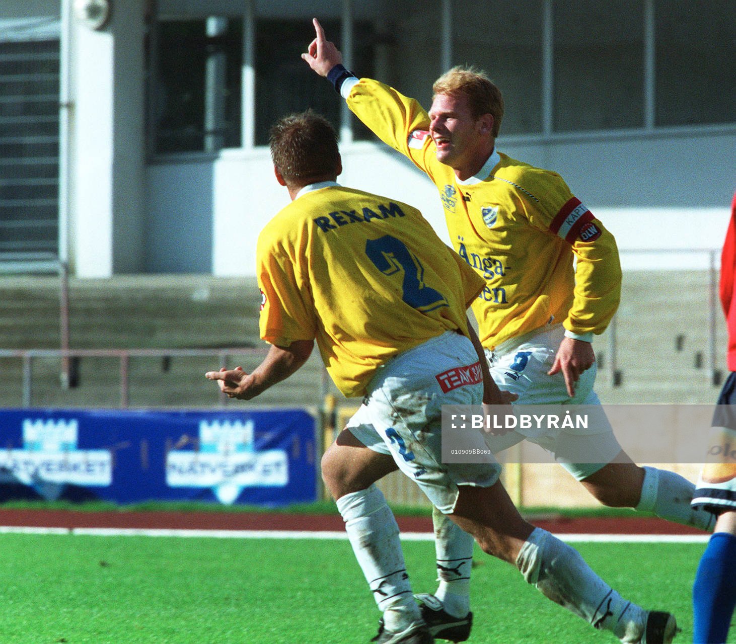  Henrik Nebrelius och Jonas Danielsson jublar efter 2 - 0 målet.