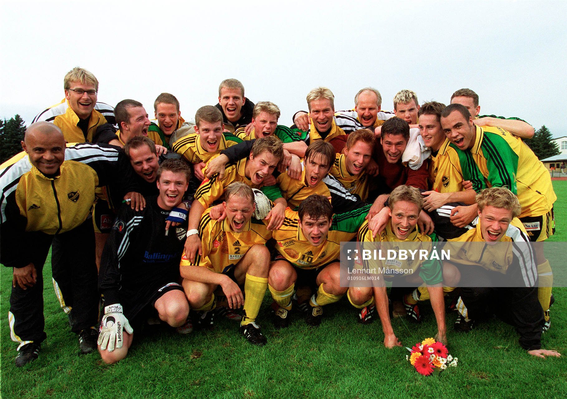 Fotboll IFK Hässleholm. Lagbild, jubel, småklubbsfotboll