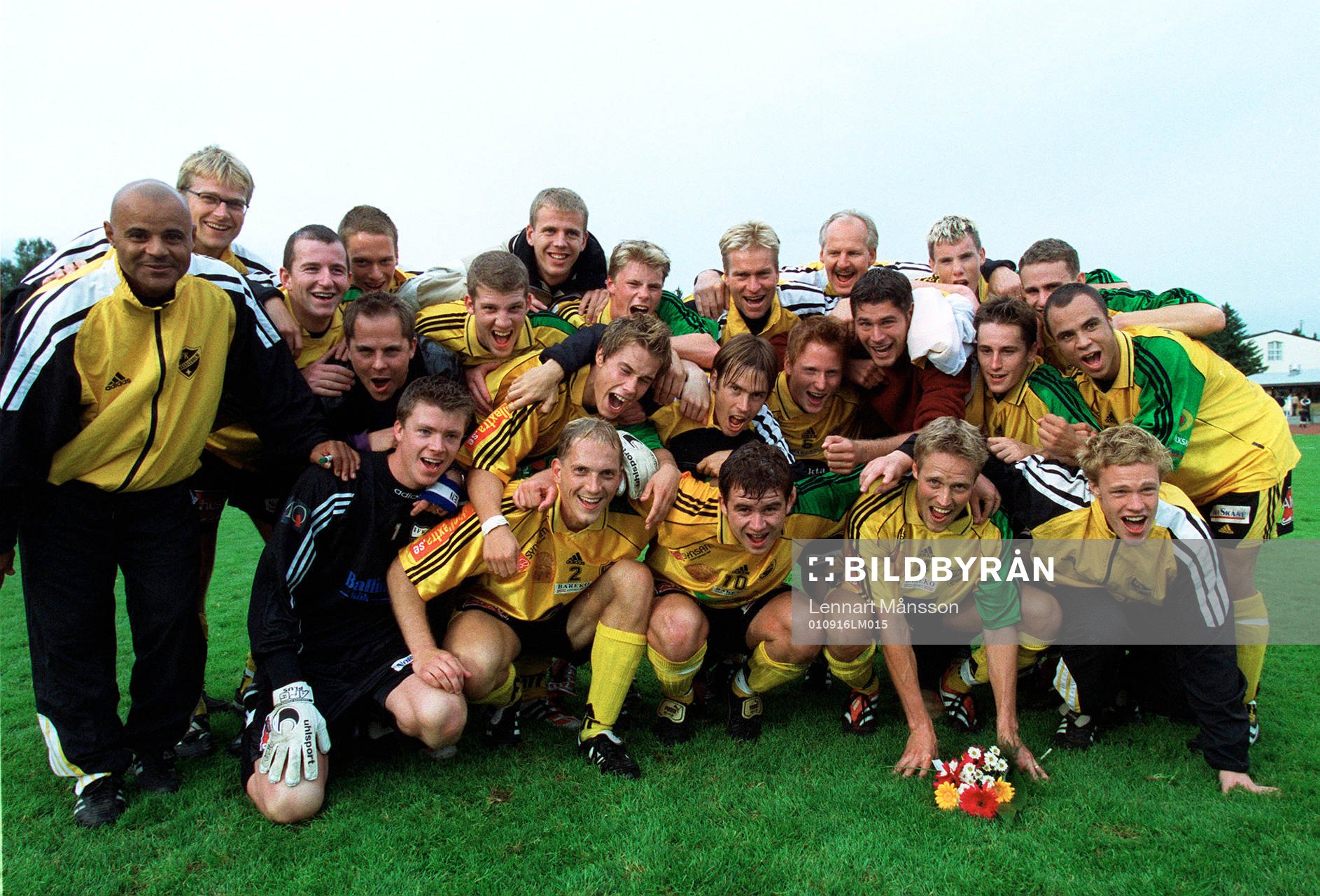 Fotboll IFK Hässleholm. Lagbild, jubel, småklubbsfotboll
