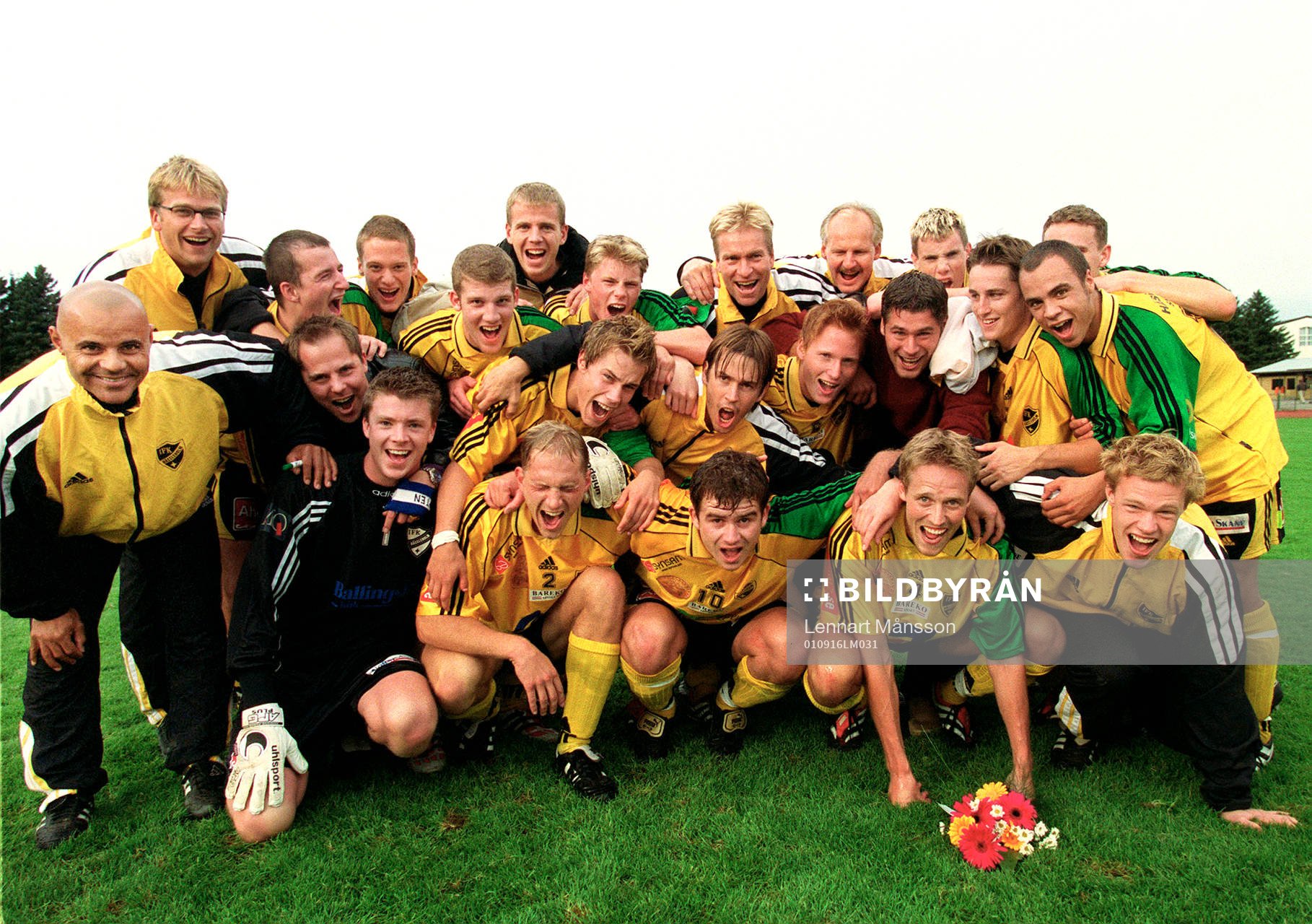 Fotboll IFK Hässleholm. Lagbild, jubel, småklubbsfotboll
