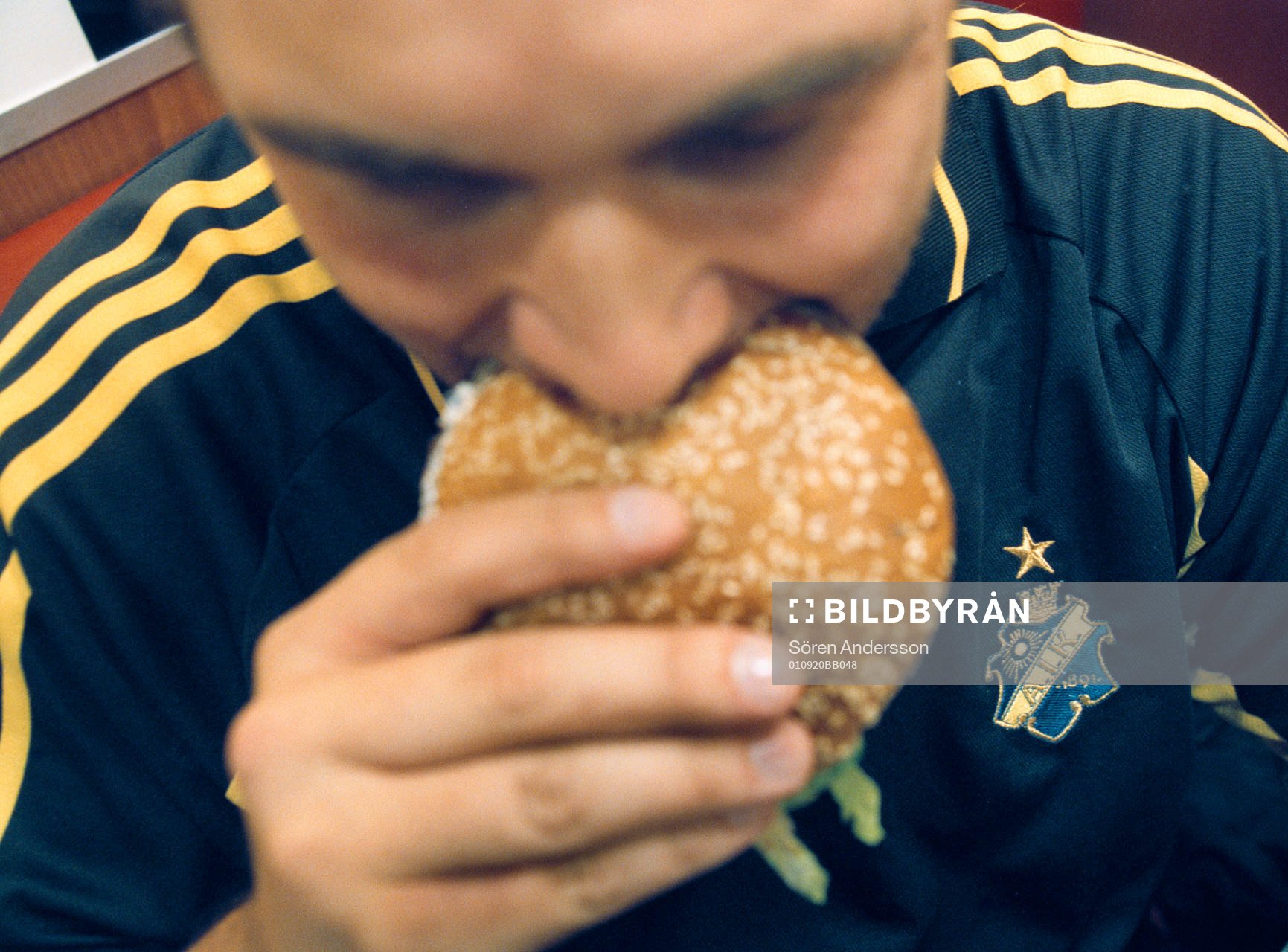 Kjell Evstigen, supporter äter hamburgare, AIK