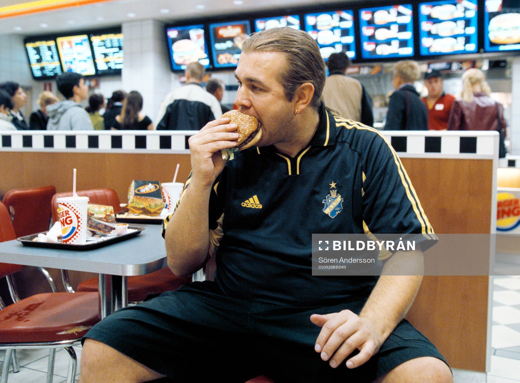 Kjell Evstigen, supporter äter hamburgare., AIK