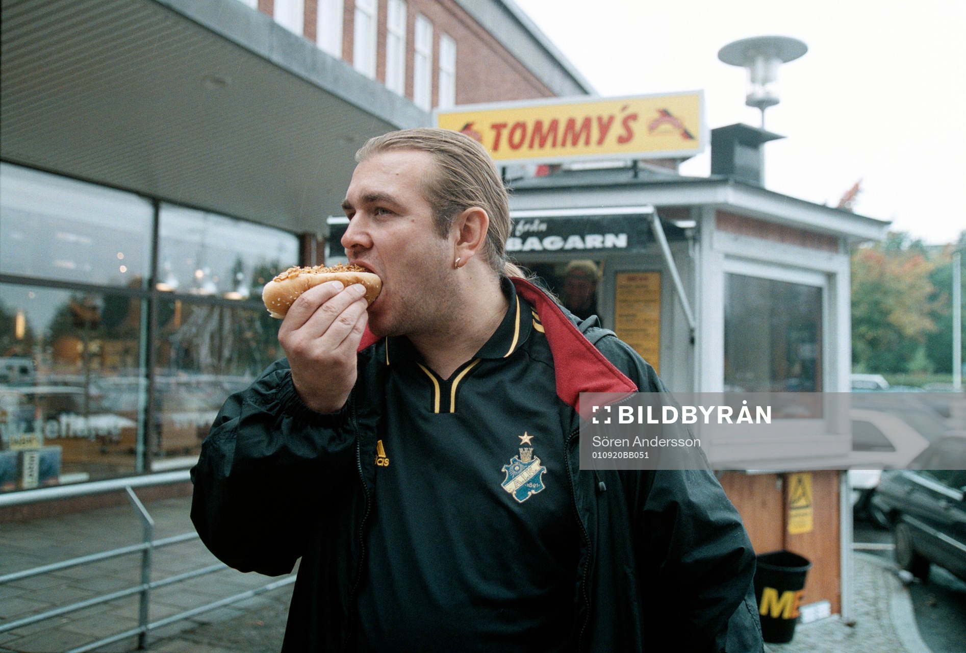 Kjell Evstigen, supporter äter korv, AIK