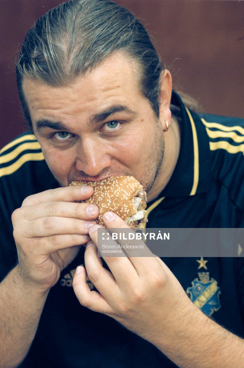 Kjell Evstigen, supporter äter hamburgare, AIK