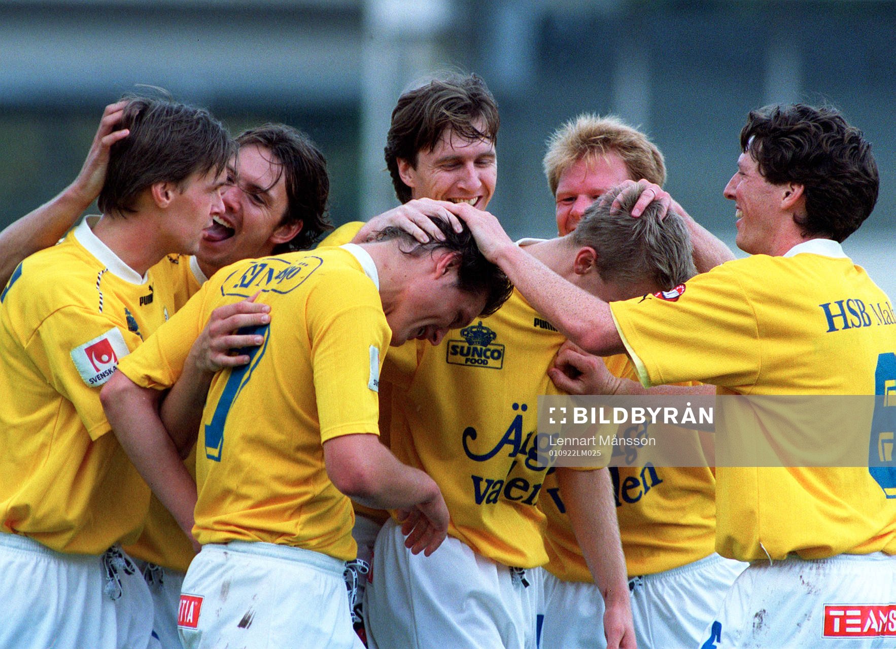 Målskytten Glenn Holgersson, IFK Malmö, gratuleras, jubel