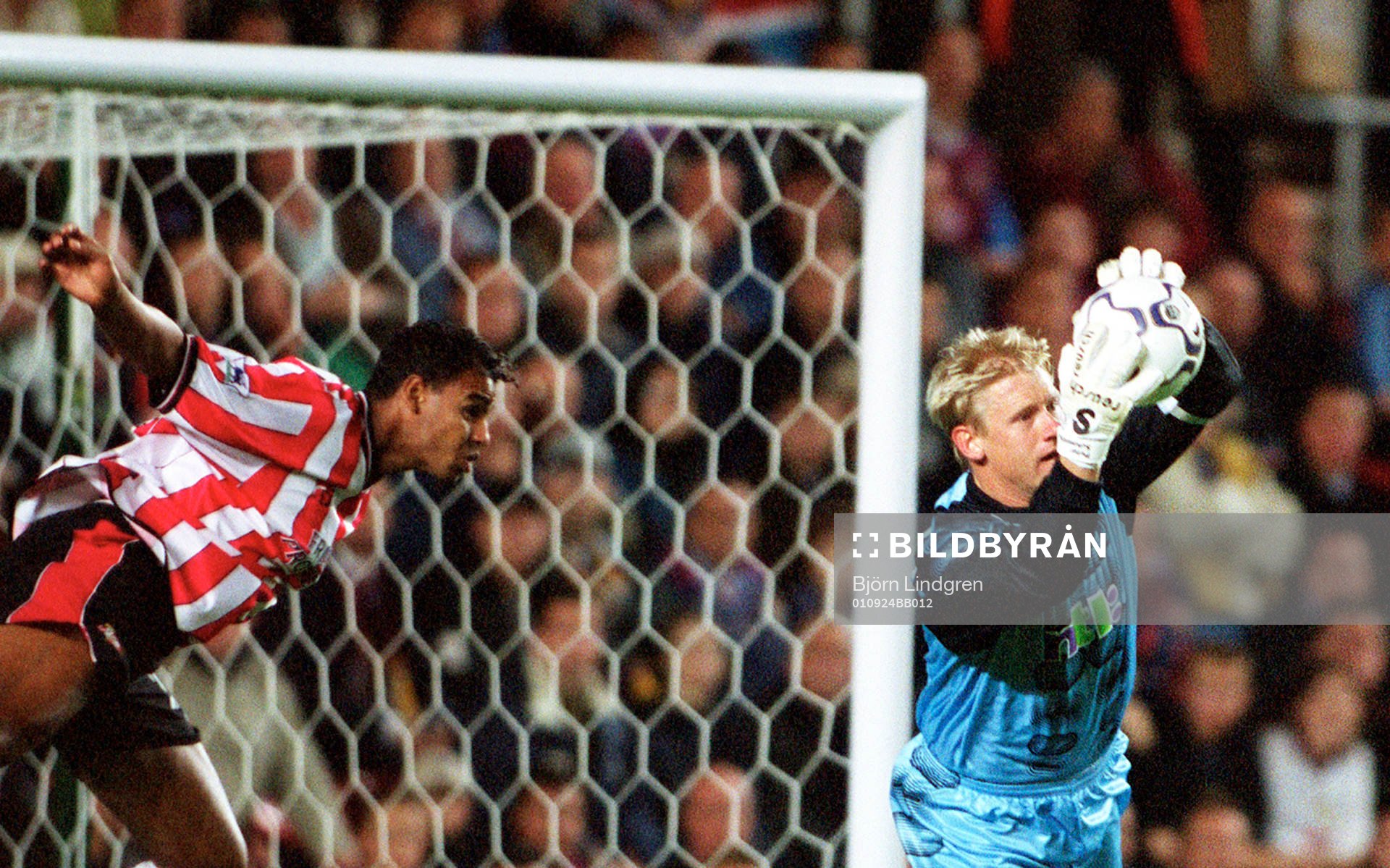 Peter Schmeichel snor åt sig bollen framför