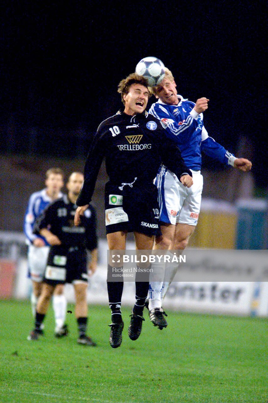 Jonas Nilsson, TFF och Petter Hansson, HBK i nickduell