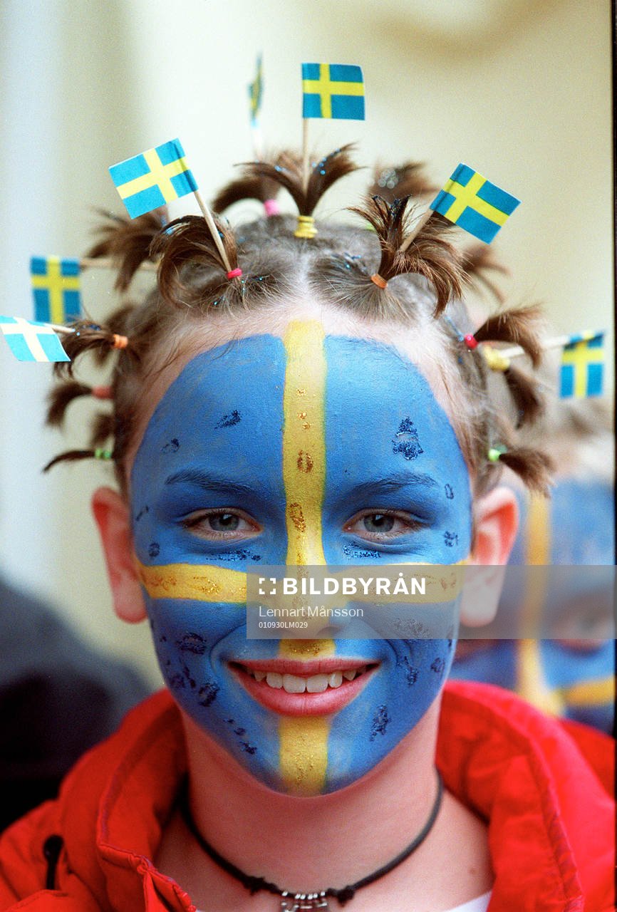 Supporter som smyckat sig fin i Sveriges färger