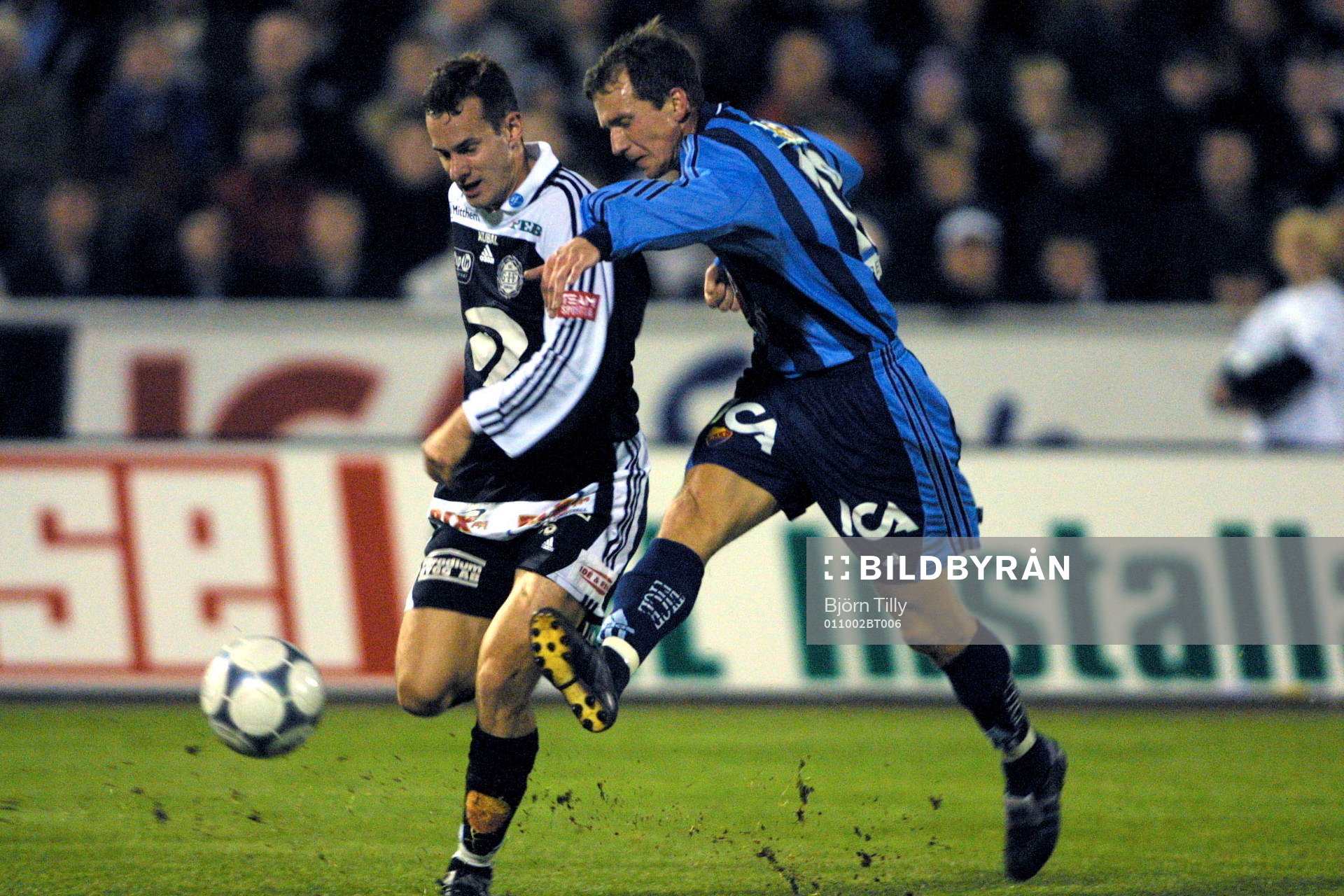   Nicklas Rasck, DIF i kamp om bollen.