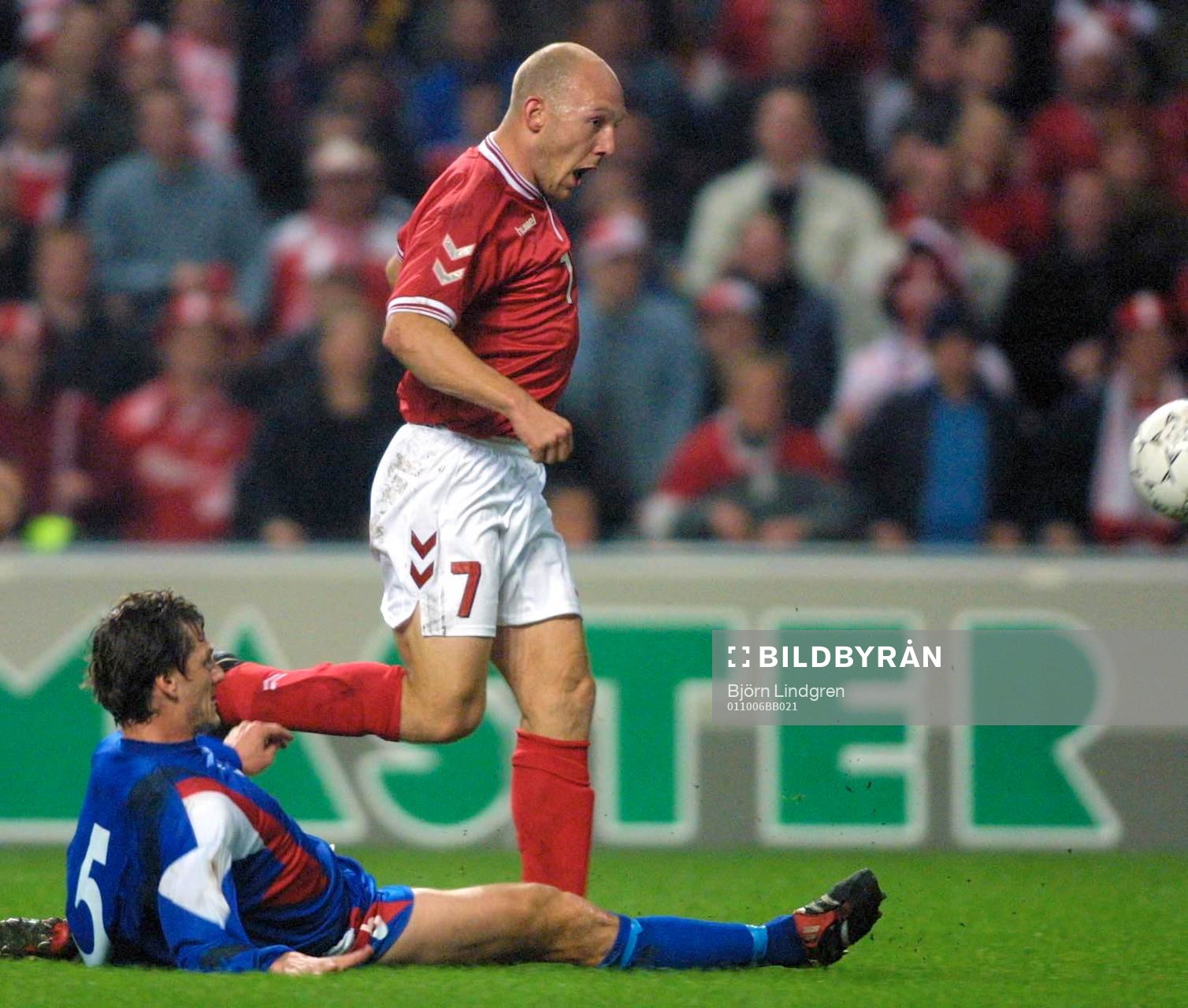 Thomas Gravesen hoppar över Petur Haflidi Marteinsson och
