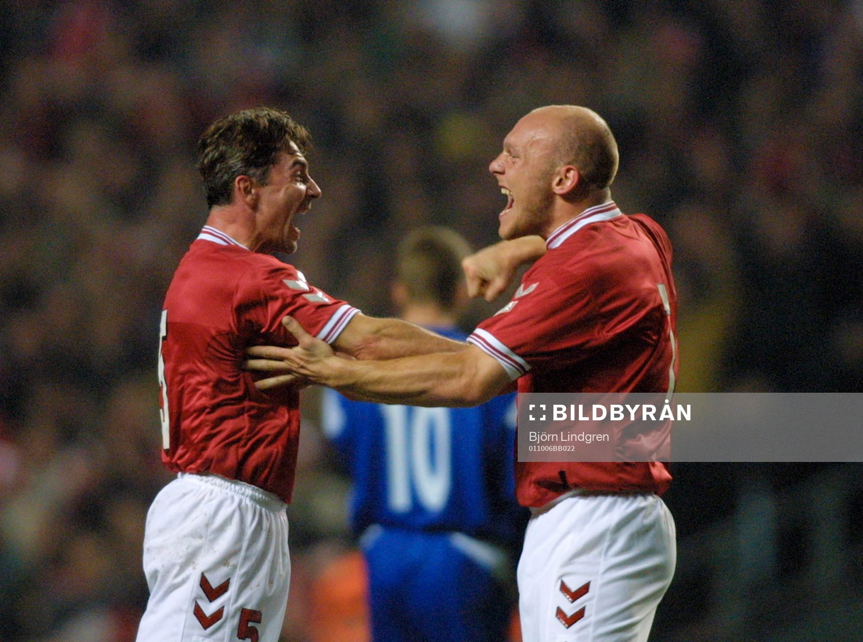 Jan Heintze gratulerar Thomas Gravesen till 3-0-målet