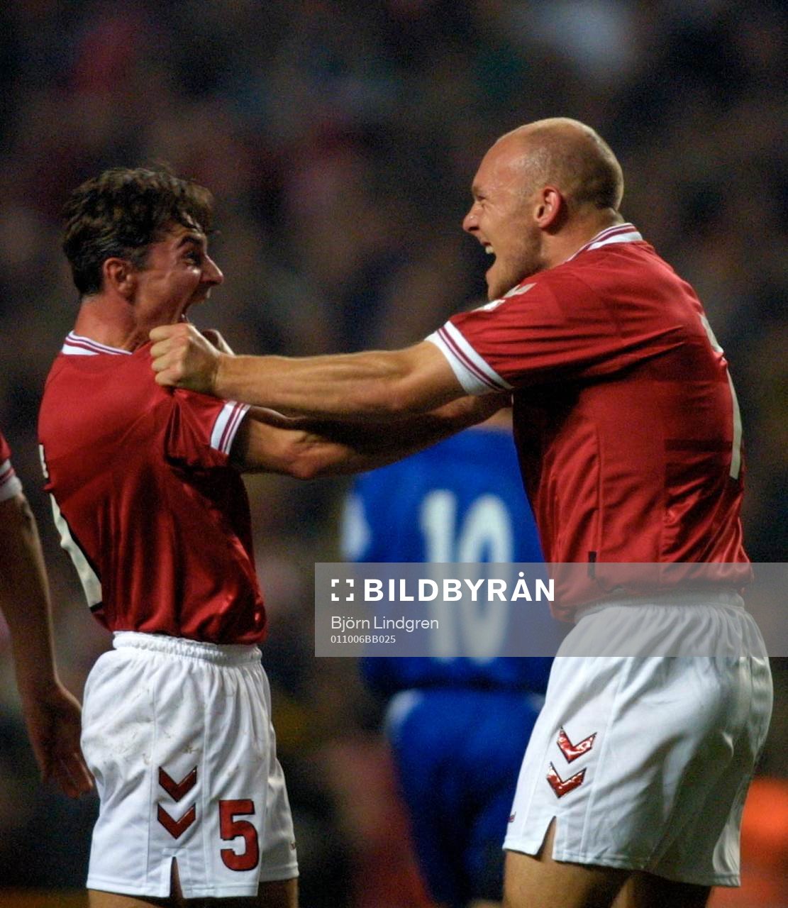  Jan Heintze och Thomas Gravesen jublar efter Gravesens 2-0-mål