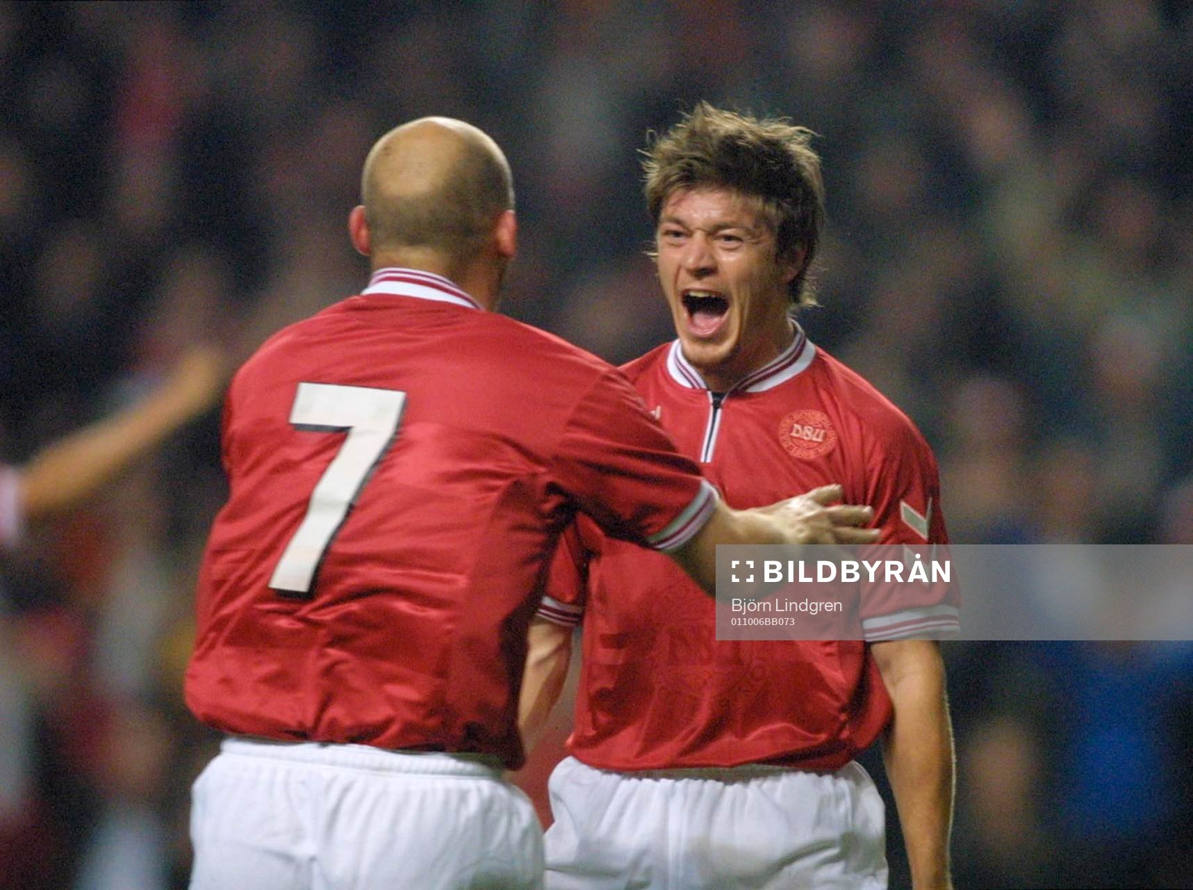 Fotboll, Danmark. Dennis Rommedahl och Thomas Gravesen, Danmark jublar