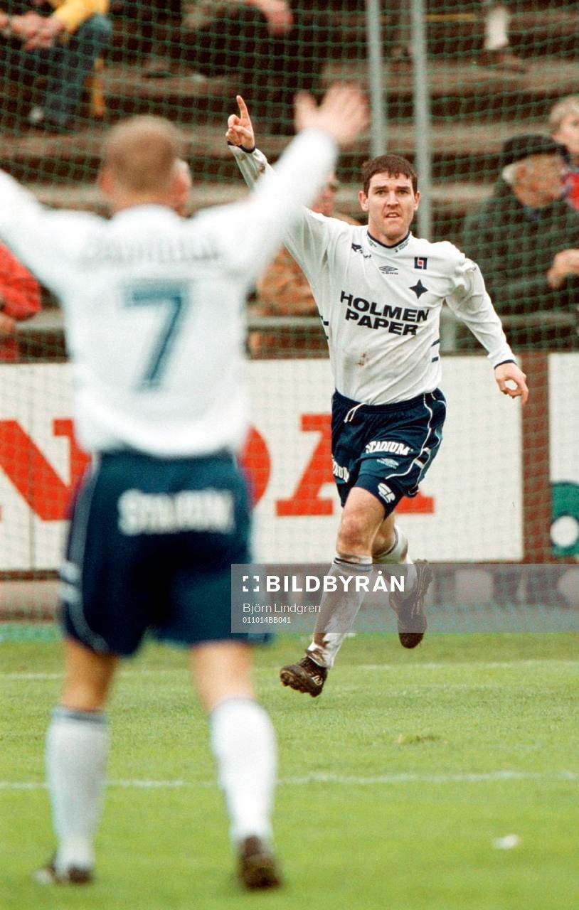 Målskytten Joe Spiteri jublar mot Kristian Bergström som