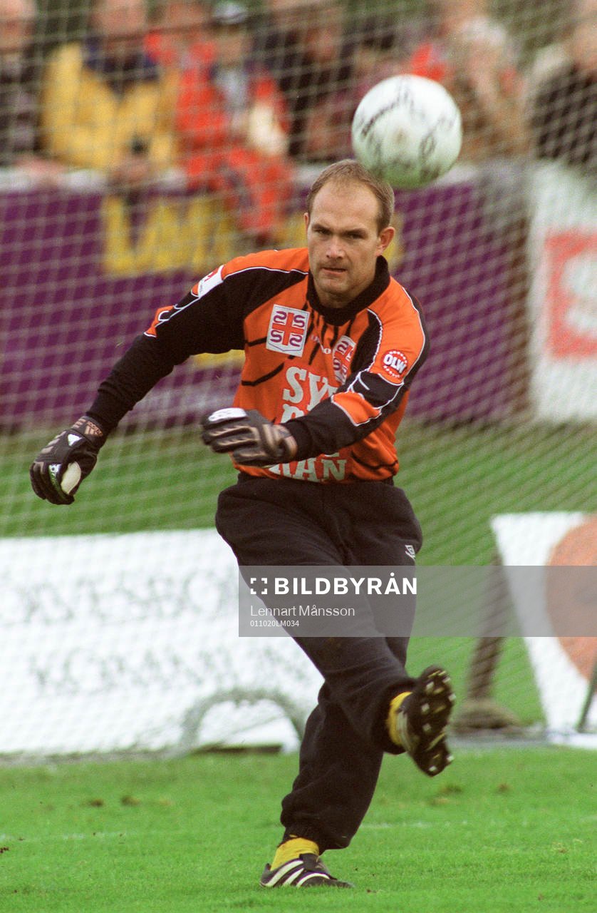 Fredrik Olsson, målvakt, gör en utspark