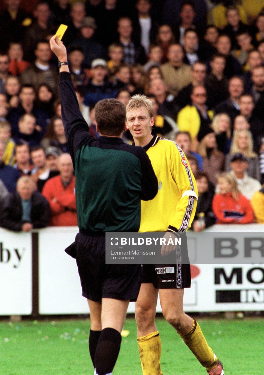 Patrik Rosengren, Mjällby, får gult kort