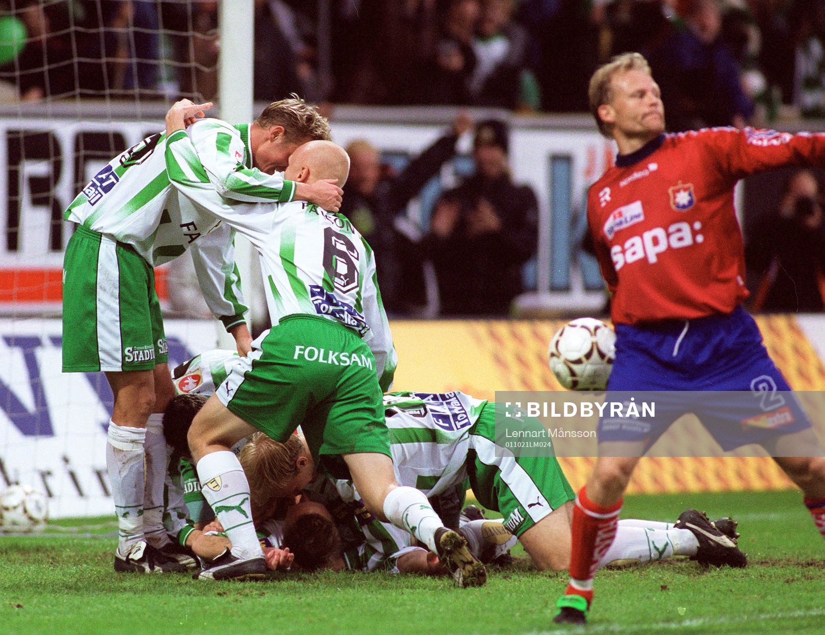  Jubel. Hammarby jublar efter att Jonas Stark, underst, gjort 2-1.T v Peter Markstedt, Christer Fursth.
© Bildbyrån - 60746