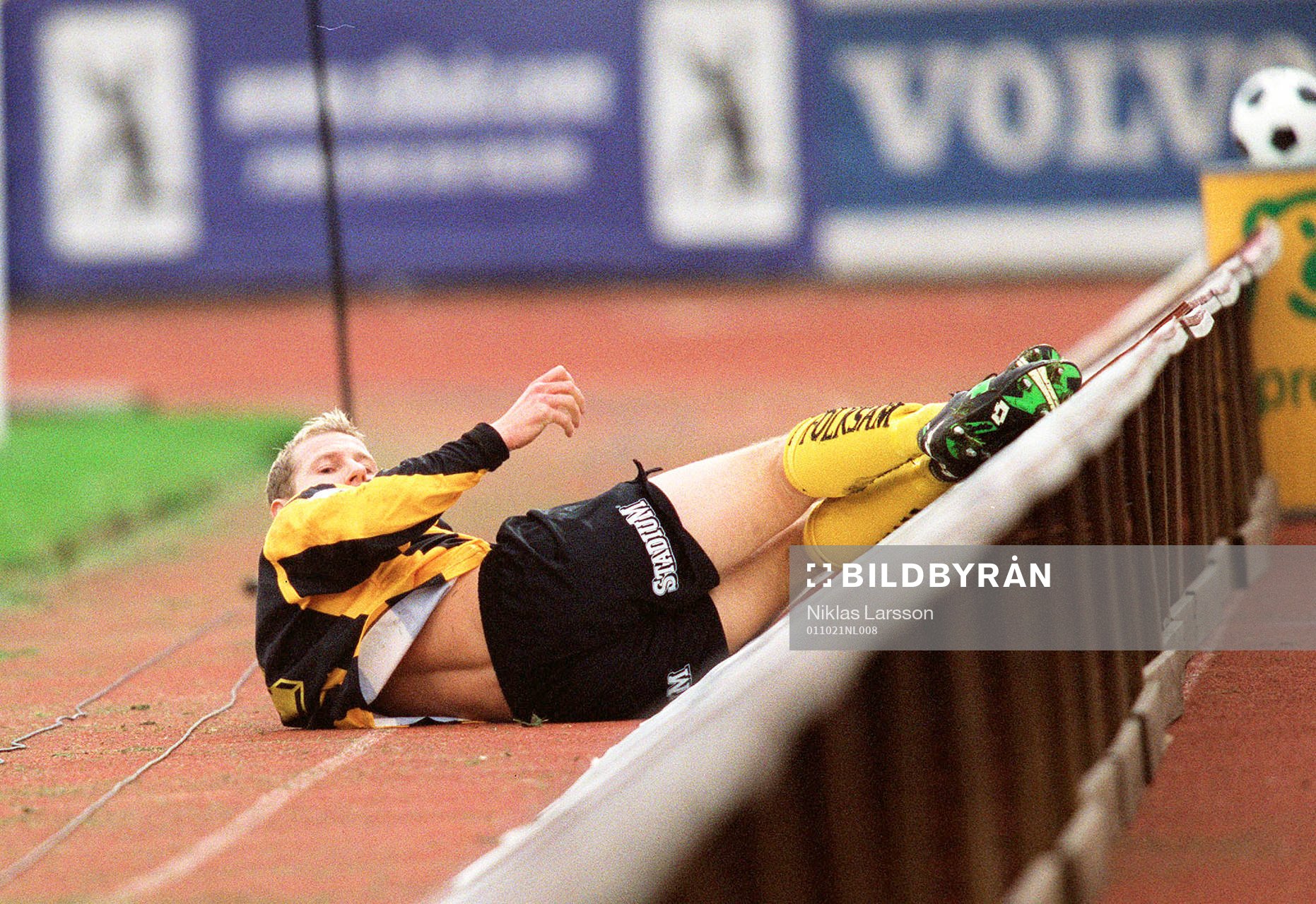 Jonas Henriksson, Häcken, liggandes på löparbanan…