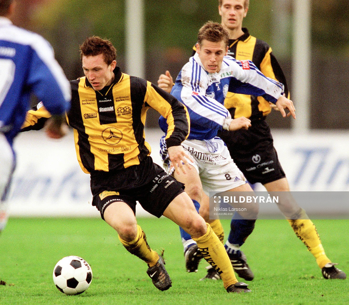 Kim Källström, Häcken, dribblar förbi Daniel Näsholm,