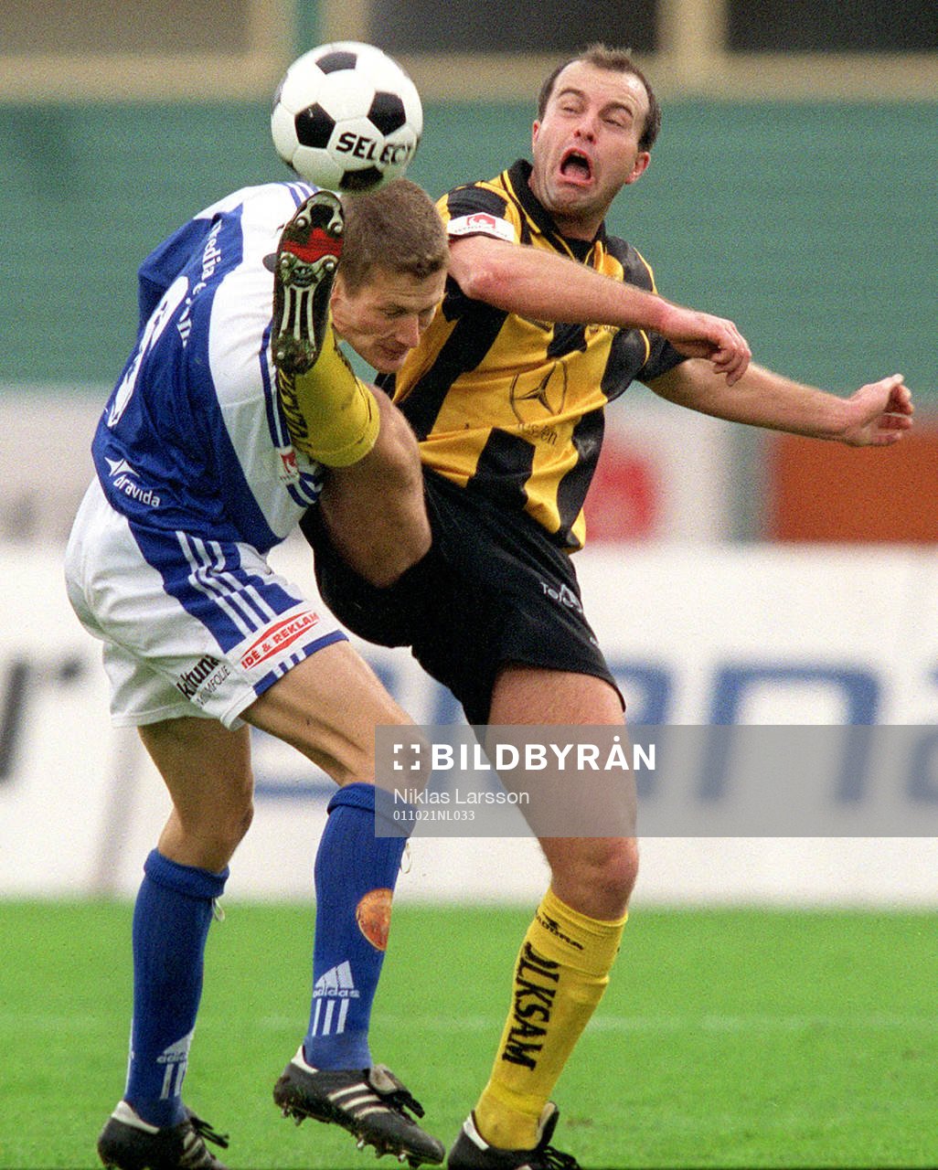 Michael Brundin i en närkamp med en Häckenspelare
