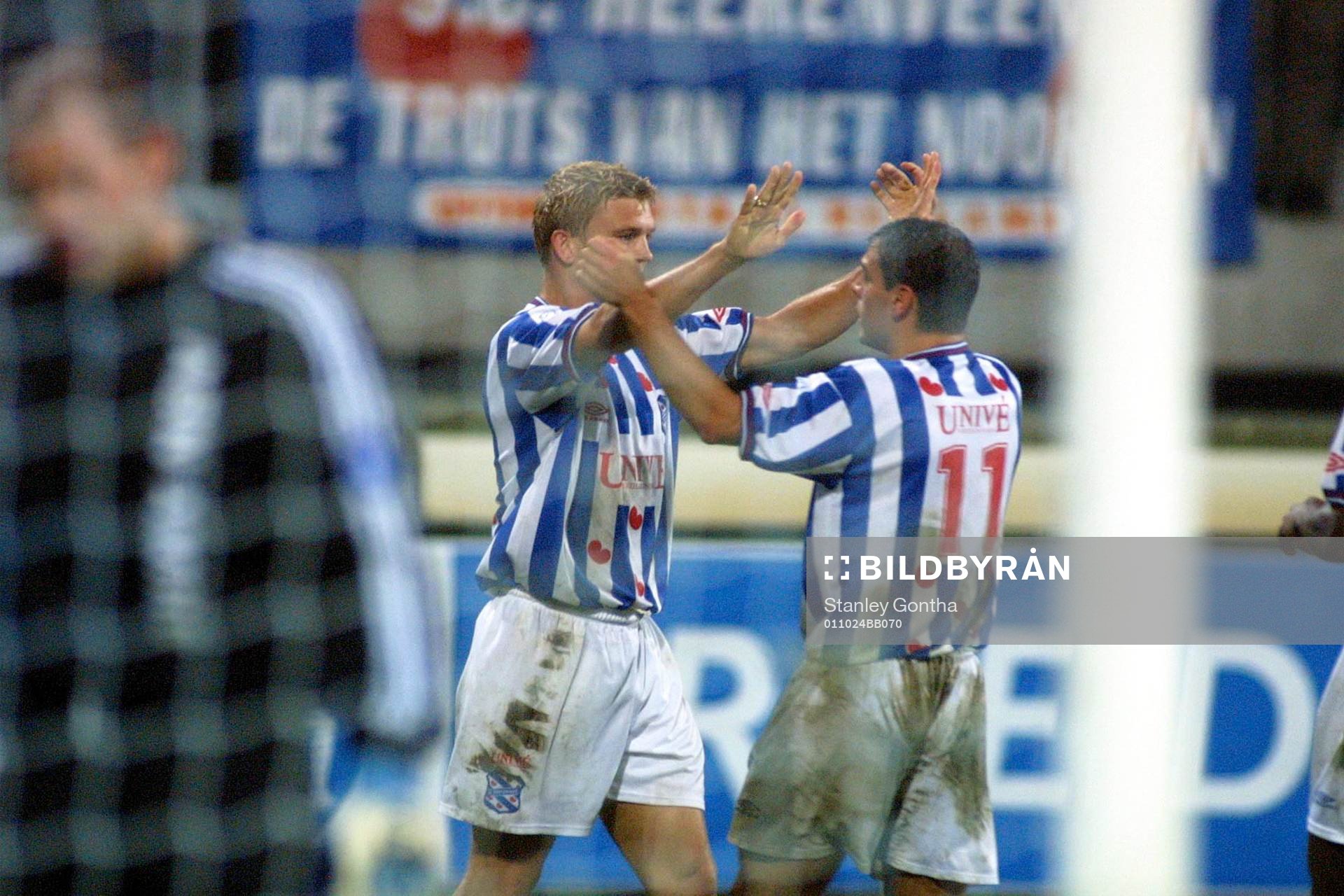  Matchens lirare Marcus Allbäck, Heerenveen jublar efter sitt 1-1 mål 
