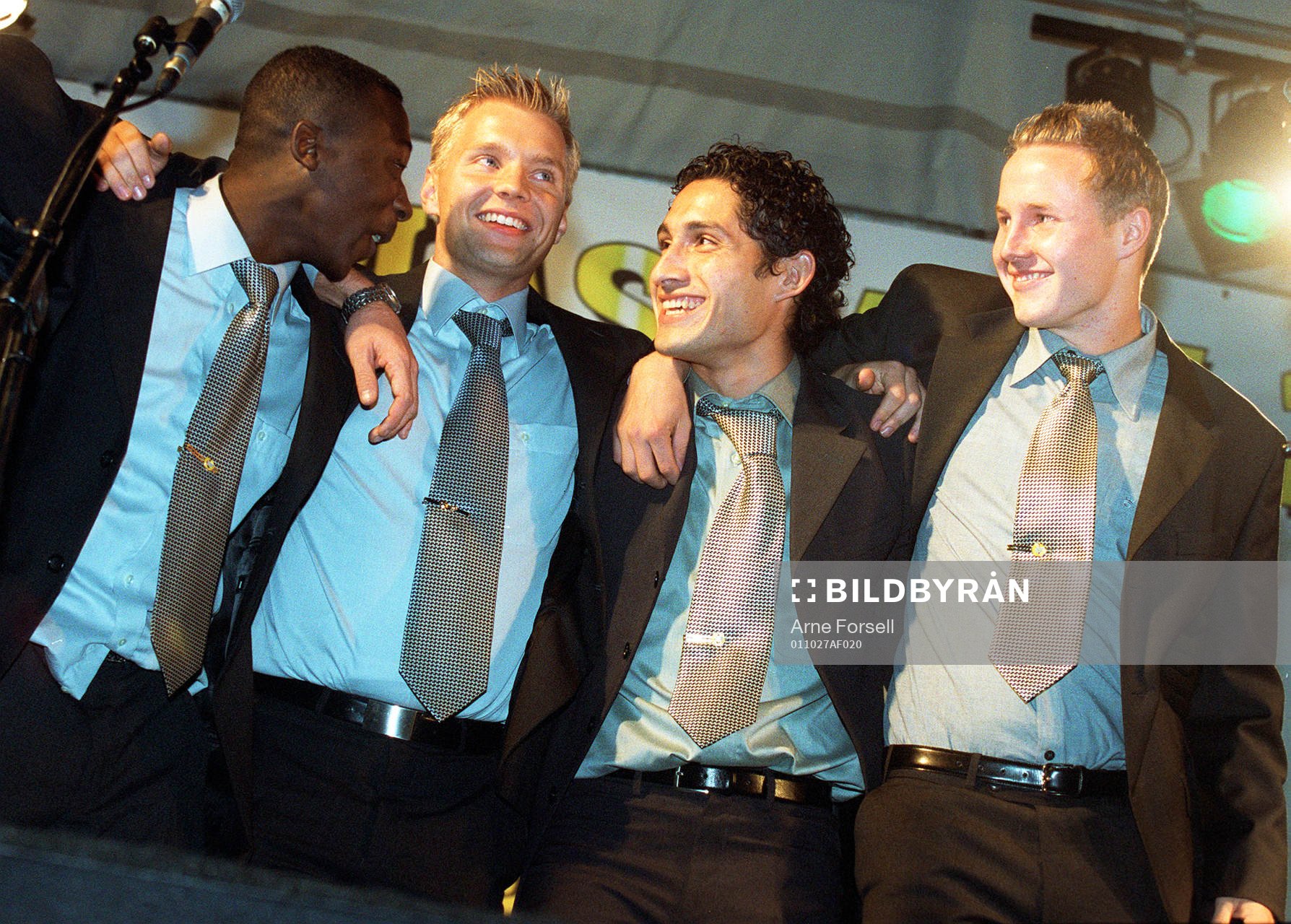  Patrik Mazila, Lars Eriksson, Suleyman Sleyman och Peter Holm firas av fansen