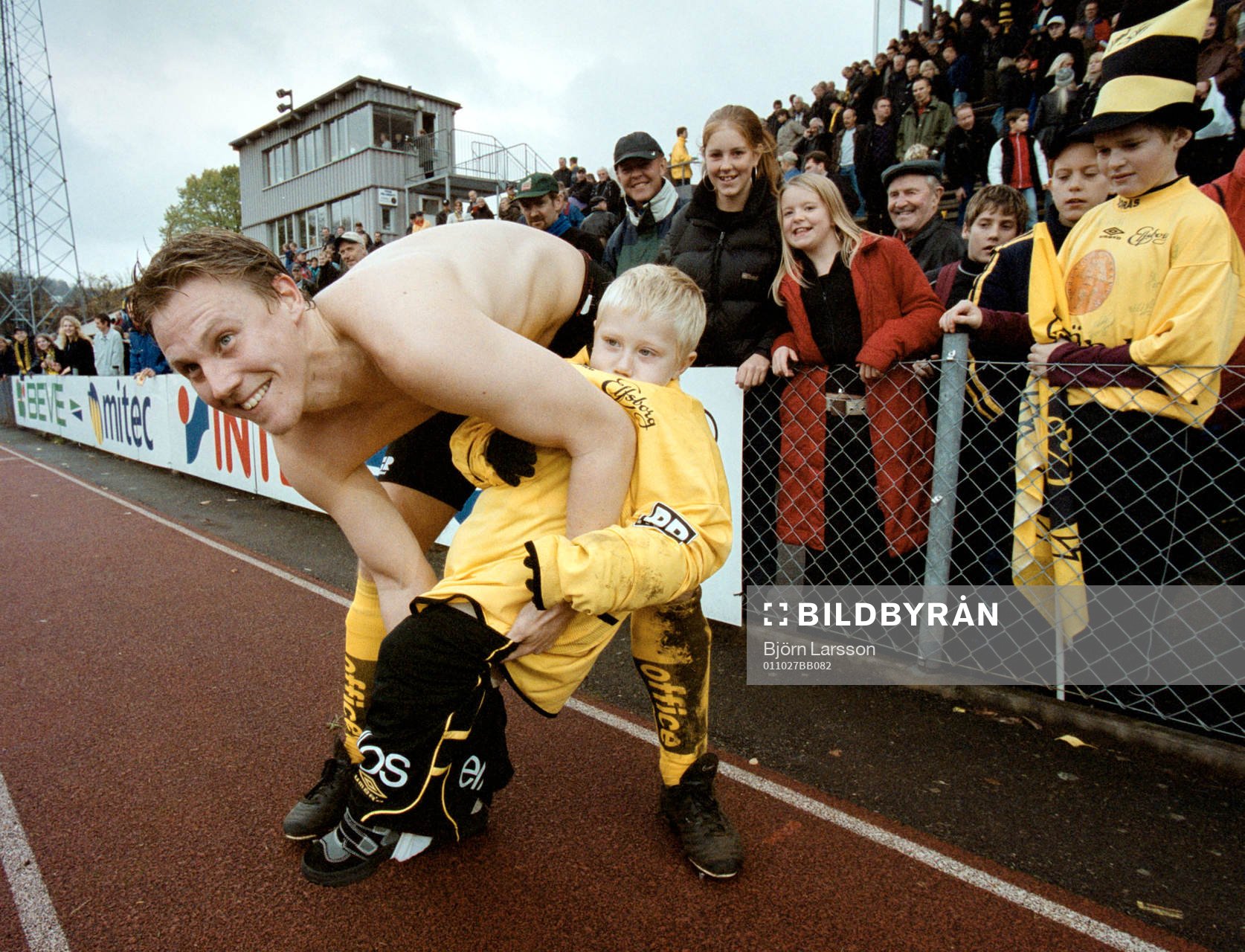  Elfsborg spelar i allsvenskan även nästa år genom dagens seger över Norrköping. Lars-Gunnar Carlstrand skänkte matchstället till polarens son, Isak Rydén 3 år.