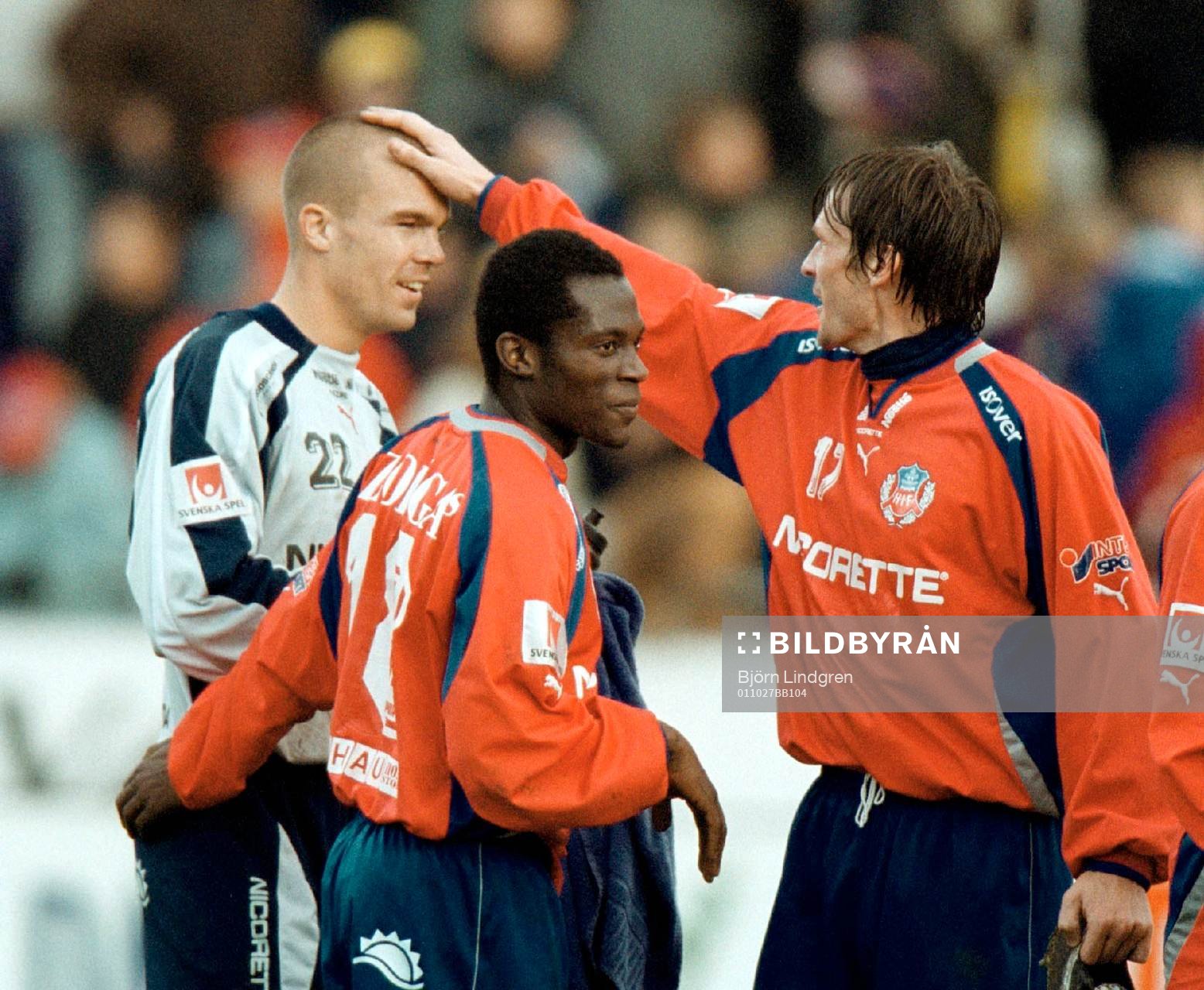Fredrik Larsson klappas om av Michael Hansson och John Pelu