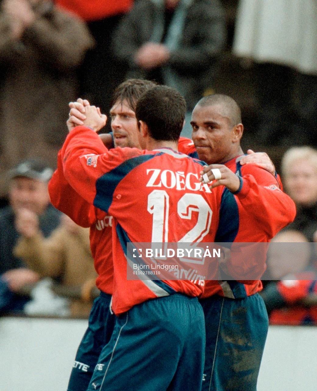 Lars Bakkerud och Rogerio Silva gratulerar 2-0-skytten