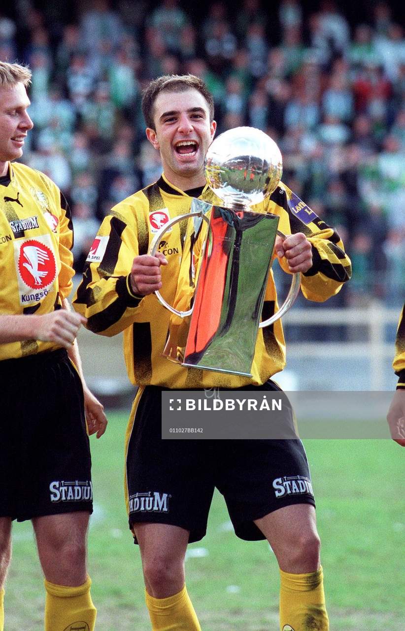  Hammarby, SM-guld, Leif Johanssons pokal. Kennedy Bakircioglu, Hammarby, höjer SM-pokalen.
© Bildbyrån - 50512