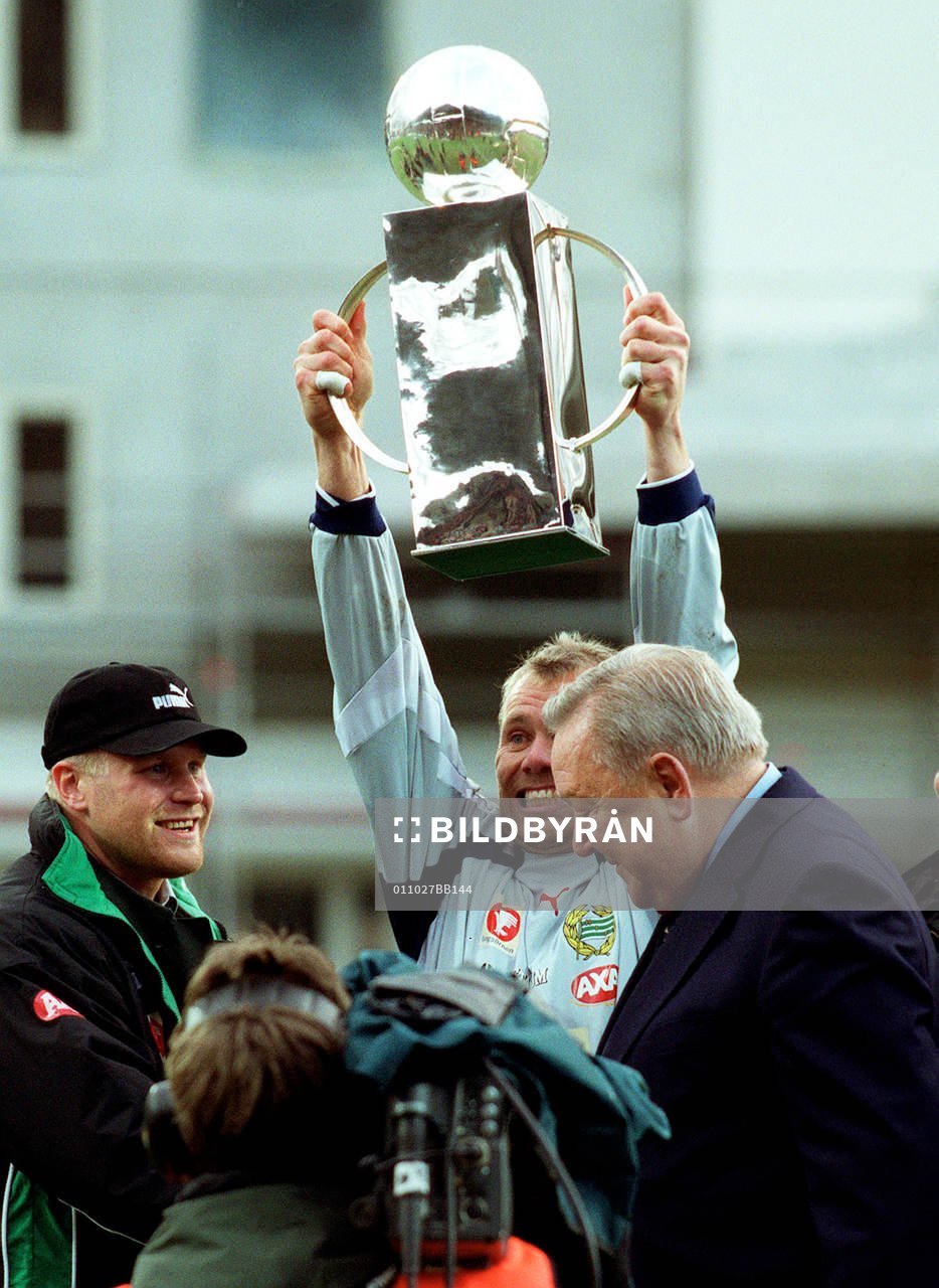 fotboll, Hammarby, SM-guld, Lennart Johanssons pokal. Lennart Johansson lämnar över pokalen till Lasse Eriksson, Hammarby.
© Bildbyrån - 50512