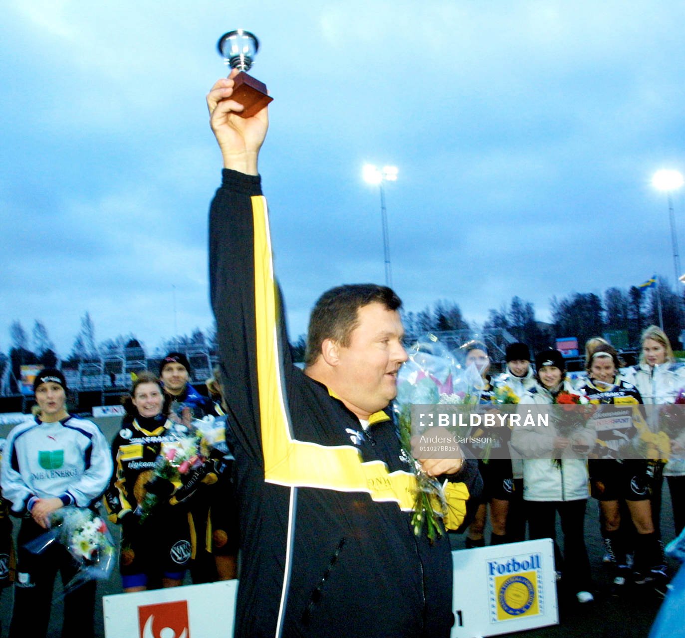 Fotboll, Damallsvenskan Allsvenskan, Dam, Umeå - Mallbacken: Umeå Svenska Mästare: Guldtränaren Richard Holmlund fick en egen minibuckla
