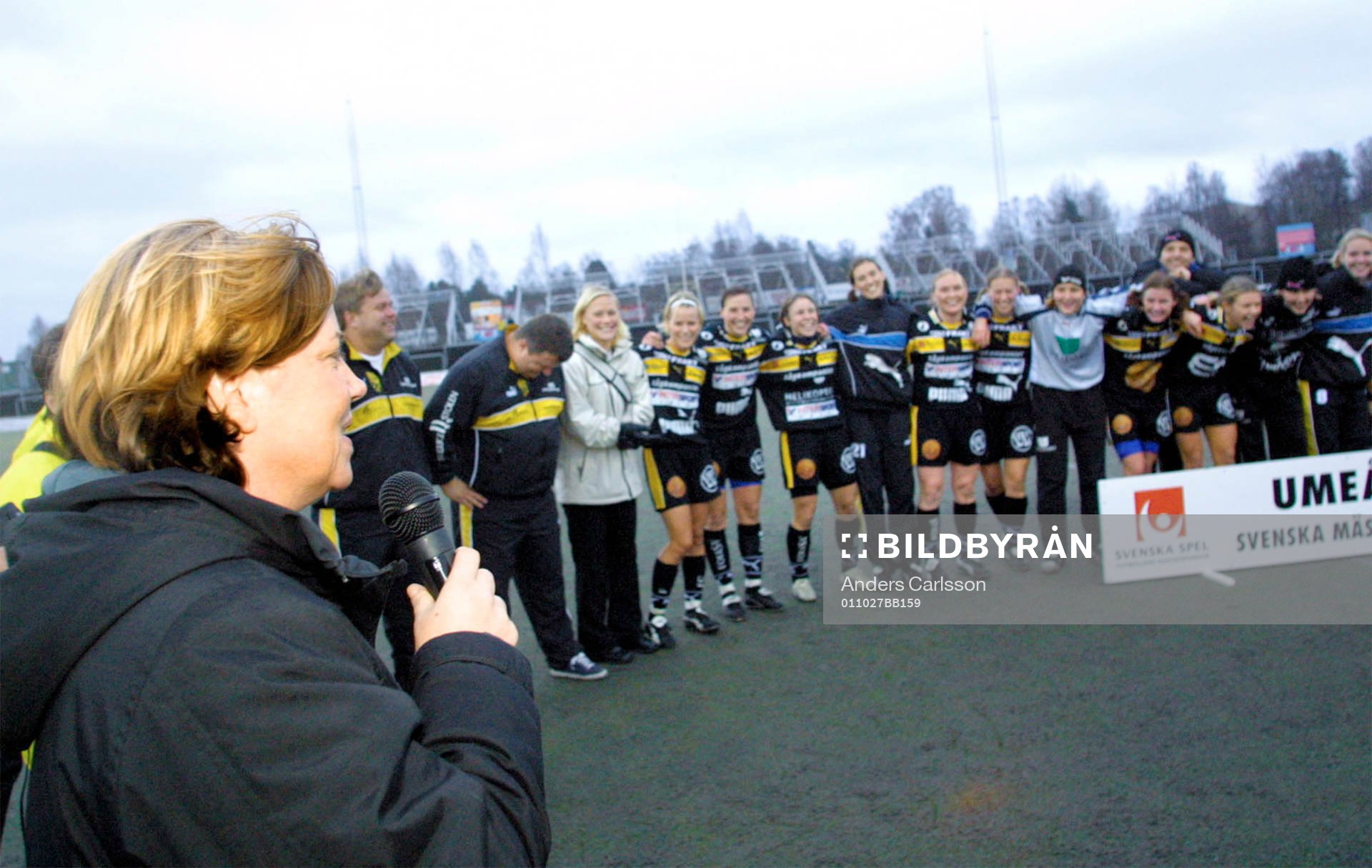 Fotboll, Damallsvenskan Allsvenskan, Dam, Umeå - Mallbacken: Umeå Svenska Mästare: Marika Domanski Lyfors sjöng Tusen röda rosor för UIK.