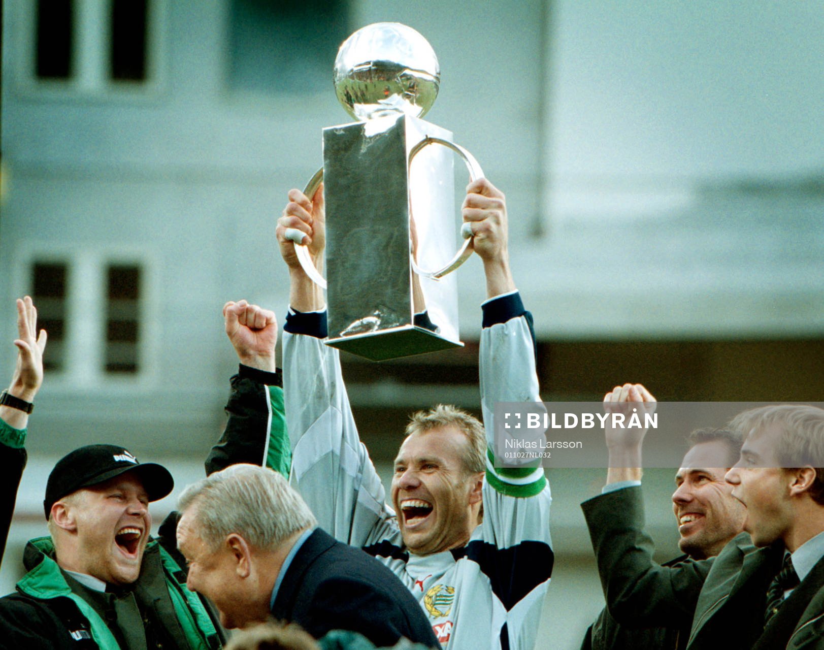  Hammarby Svenska Mästare: Lennart Johansson lämnar över pokalen till Lasse Eriksson.