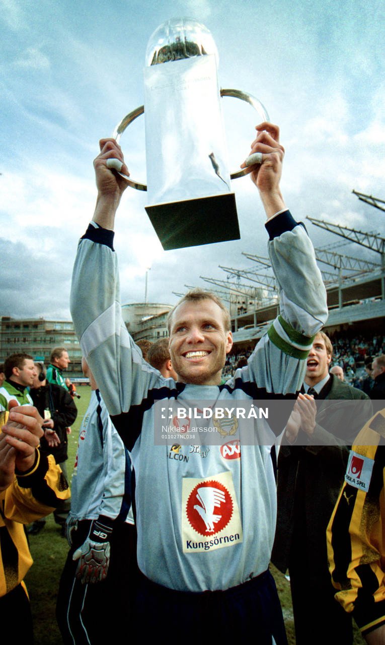  Hammarby Svenska Mästare: Lasse Eriksson med Lennart Johanssons Pokal