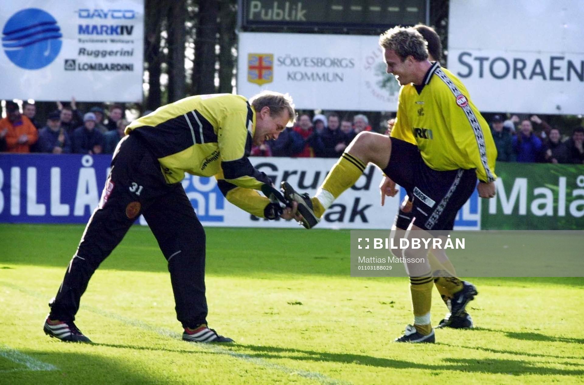 Hasse Larsson, tränare Mjällby (Hans Larsson) putsar